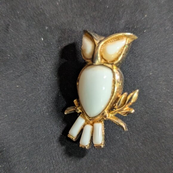 Gold-Tone Owl Brooch Pin With White Milk Glass Cabochons Vintage Adorable Bird J - Picture 5 of 6